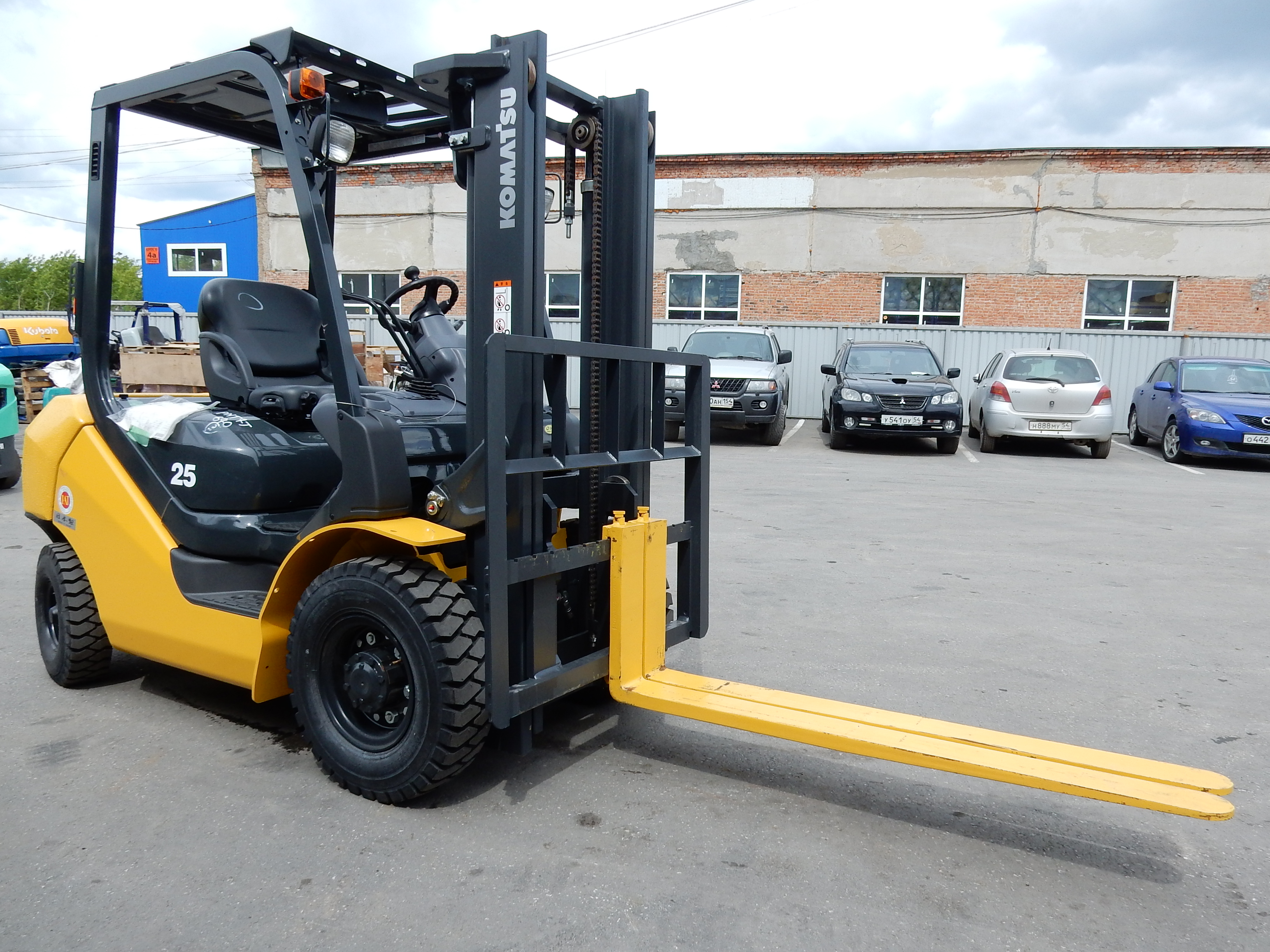 Водитель погрузчика мытищи. Komatsu fd25t-17. Автопогрузчик Komatsu fd25t-17. Погрузчик Komatsu fd25t-16. Вилочный погрузчик Komatsu FD.